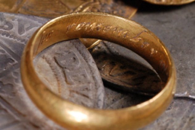 10 Benda tak terduga ditemukan di halaman belakang, ada uang sekarung