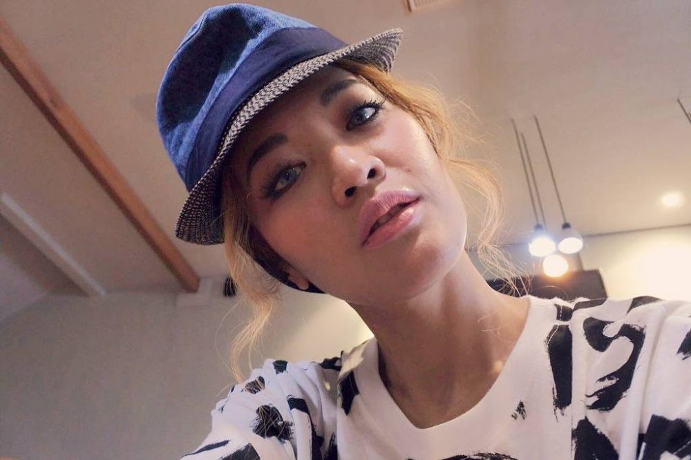 Masih ingat Inna Kamarie eks Dewi Dewi? Kini gayanya makin nyentrik