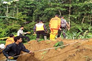Satu keluarga meninggal tertimbun longsor, ibu dan anak berpelukan