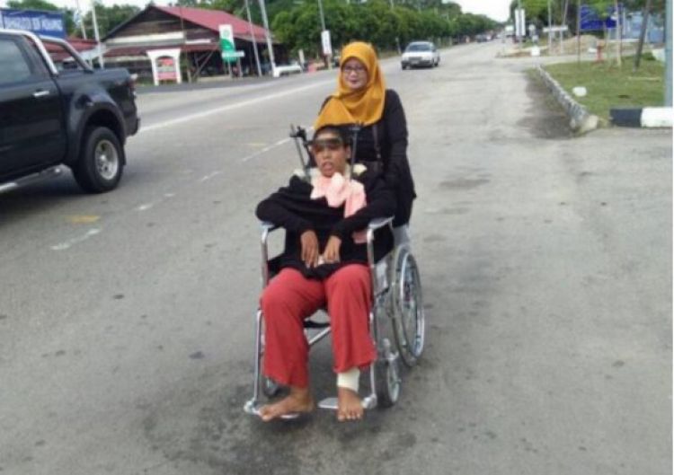  Ibu  ini tiap hari dorong kursi  roda anaknya sejauh 1 km 