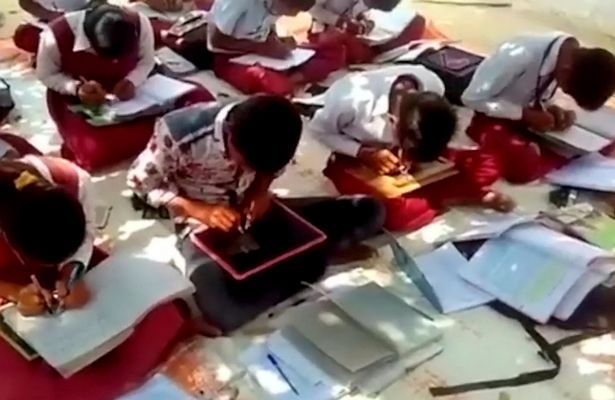 Di sekolah ini semua murid bisa menulis pakai dua tangan, mengagu