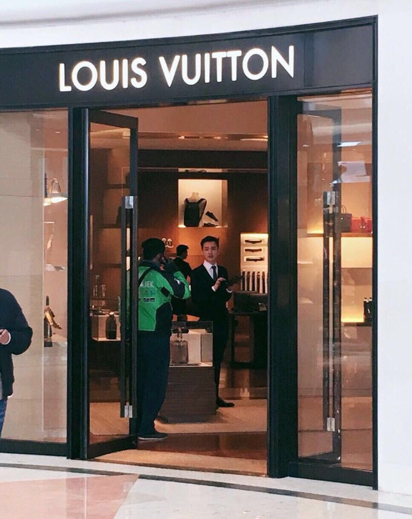 Driver ojol 'nyasar' ke gerai Louis Vuitton, 7 komentar ini kocak abis