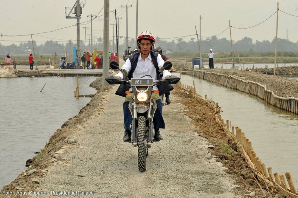 Ini 5 gaya Jokowi kendarai motor trail di Bekasi,  mau bonceng?