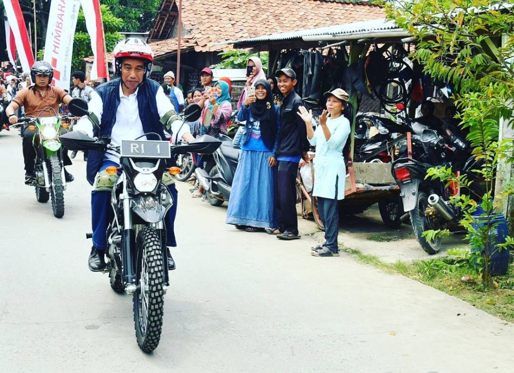 Ini 5 gaya Jokowi kendarai motor trail di Bekasi,  mau bonceng?