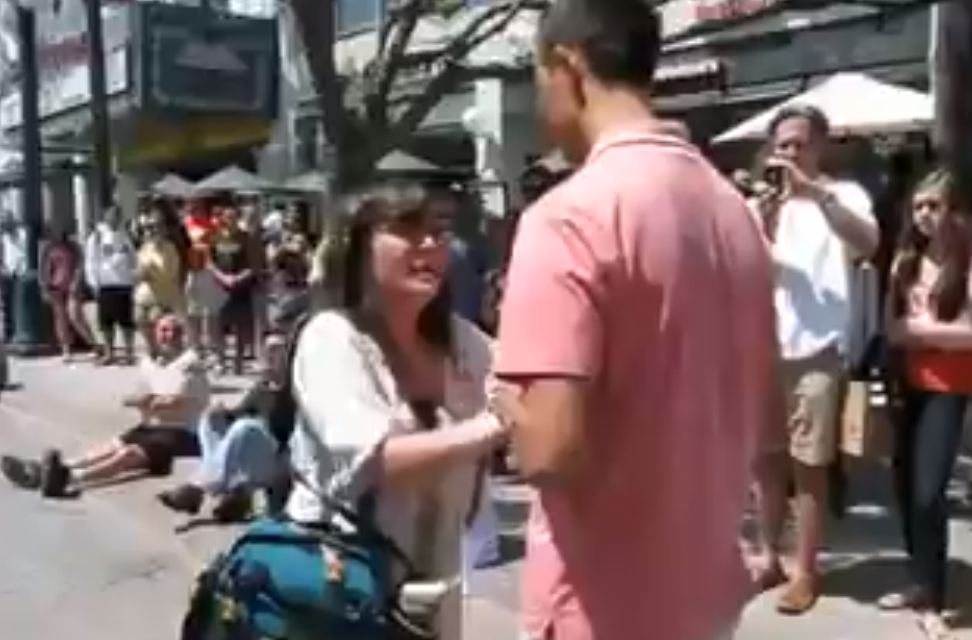 10 Momen melamar yang gagal total, sakitnya tuh dalem banget