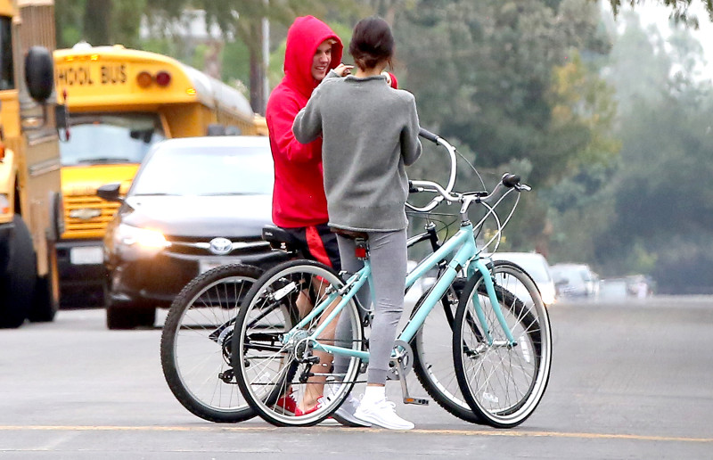 15 Foto Justin dan Selena tertangkap kamera bersepeda bersama, CLBK?
