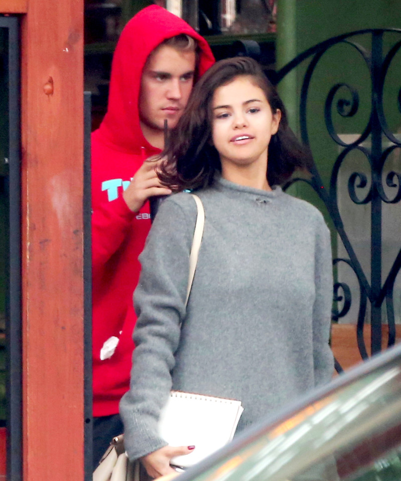 15 Foto Justin dan Selena tertangkap kamera bersepeda bersama, CLBK?