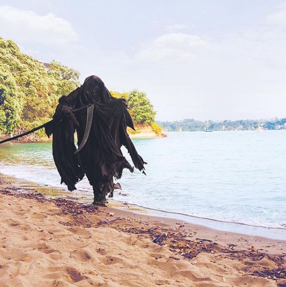10 Gaya 'malaikat maut' saat di pantai, butuh liburan juga