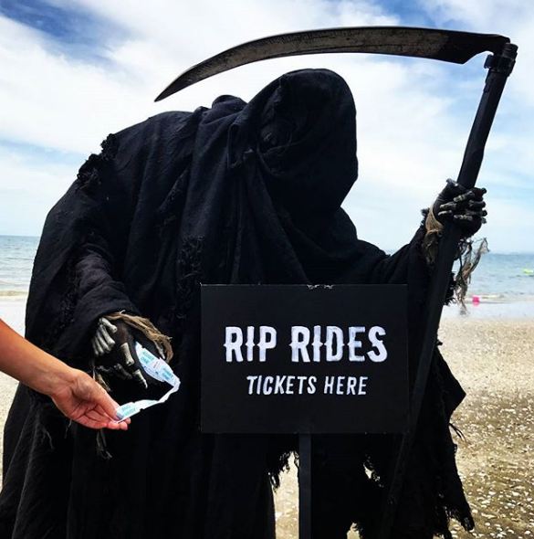 10 Gaya 'malaikat maut' saat di pantai, butuh liburan juga