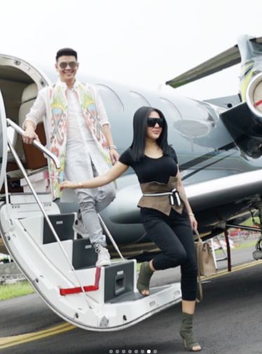 10 Gaya Syahrini saat naik jet pribadi ini cetar abis, mewah banget
