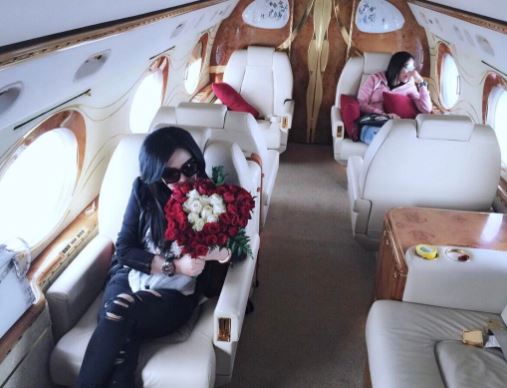 10 Gaya Syahrini saat naik jet pribadi ini cetar abis, mewah banget