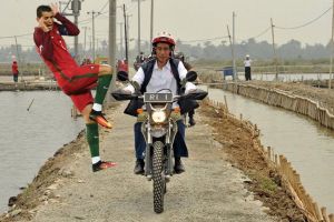 9 Foto editan Jokowi naik motor trail di Bekasi ini kocak abis