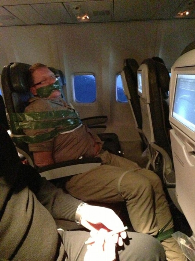 10 Foto unik di dalam pesawat, nguji kesabaran banget
