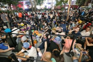Potret ribuan orang antre iPhone X di Singapura, sampai tidur di jalan