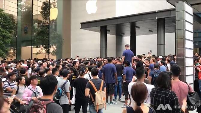 Potret ribuan orang antre iPhone X di Singapura, sampai tidur di jalan