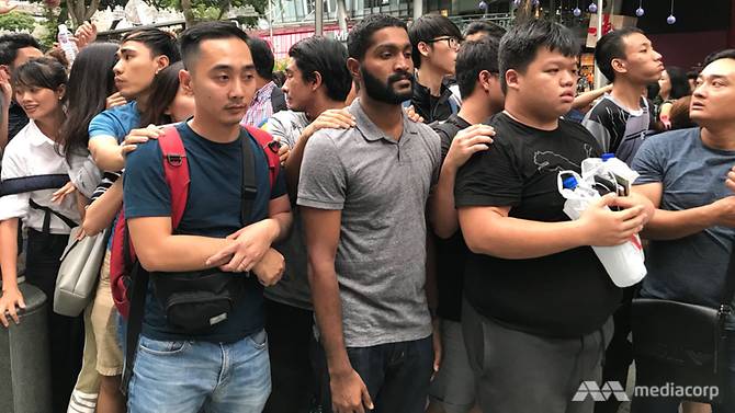 Potret ribuan orang antre iPhone X di Singapura, sampai tidur di jalan