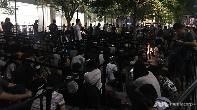 Potret ribuan orang antre iPhone X di Singapura, sampai tidur di jalan