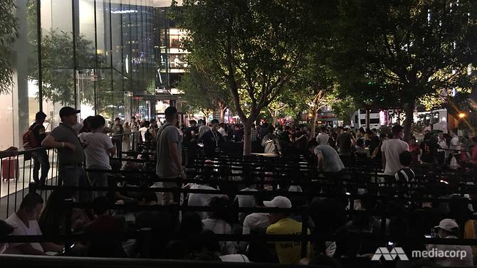 Potret ribuan orang antre iPhone X di Singapura, sampai tidur di jalan