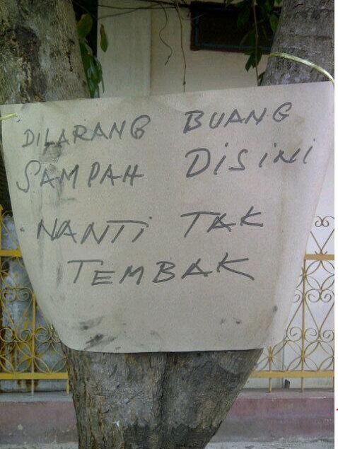 10 Papan larangan buang sampah sembarangan ini isinya menohok banget