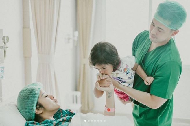 11 Momen haru Olla Ramlan melahirkan, jadi ingat perjuangan ibu