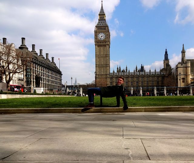 10 Gaya orang berfoto di bangunan ikonik ini gokilnya kebangetan