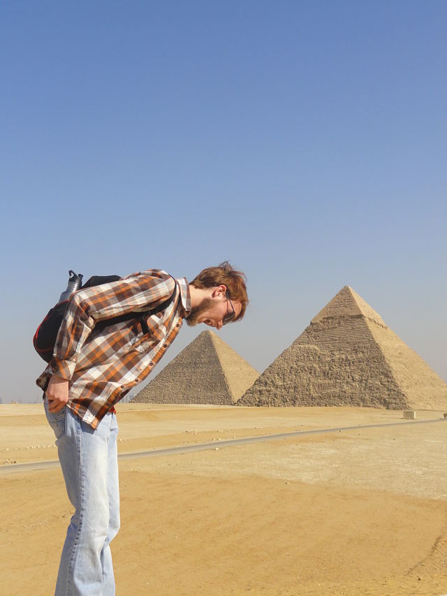 10 Gaya orang berfoto di bangunan ikonik ini gokilnya kebangetan