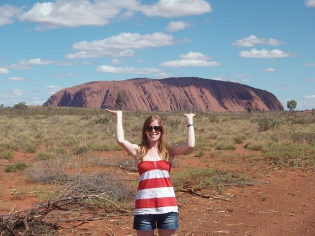 10 Gaya orang berfoto di bangunan ikonik ini gokilnya kebangetan