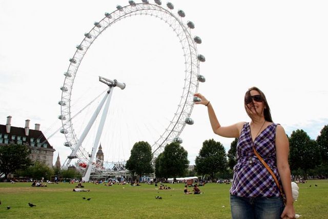 10 Gaya orang berfoto di bangunan ikonik ini gokilnya kebangetan