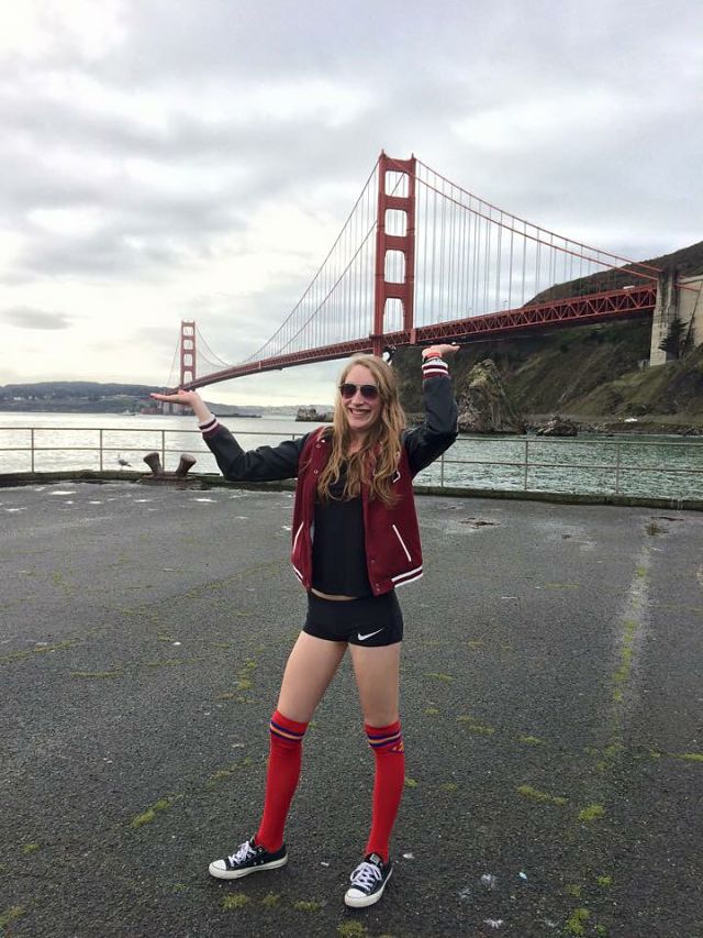 10 Gaya orang berfoto di bangunan ikonik ini gokilnya kebangetan