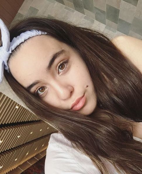 Bukan artis, 10 foto cantiknya adik Stefan William ini bikin meleleh