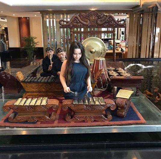 Bukan artis, 10 foto cantiknya adik Stefan William ini bikin meleleh