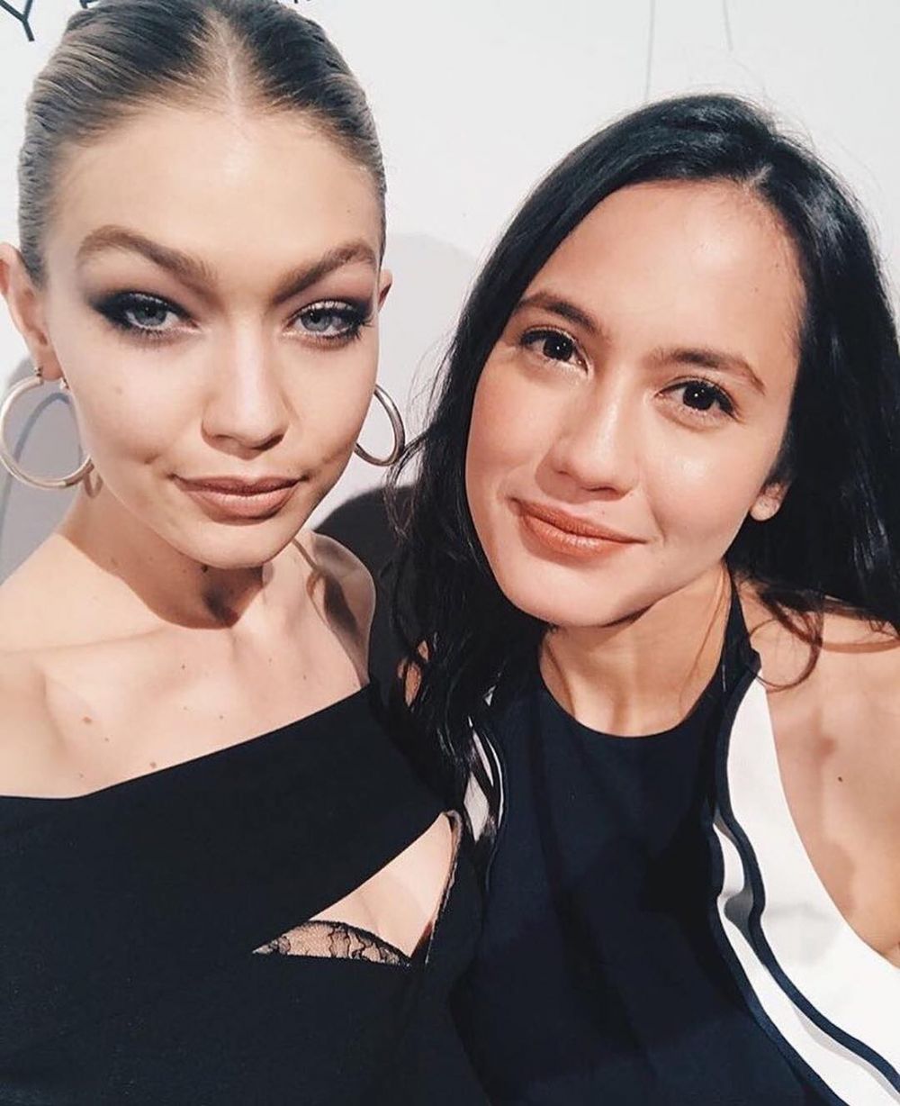 Selfie bareng, kecantikan Gigi Hadid & Pevita Pearce terpancar hakiki