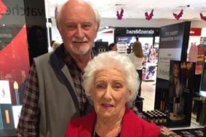 Kakek ini kursus makeup demi istri yang akan buta, bukti cinta sejati