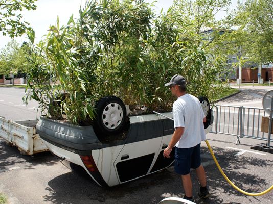 10 Mobil ini dimanfaatkan dengan tak biasa, mobil polisi jadi kandang