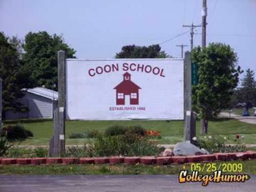 16 Nama sekolah aneh bin kocak, bikin tepuk jidat