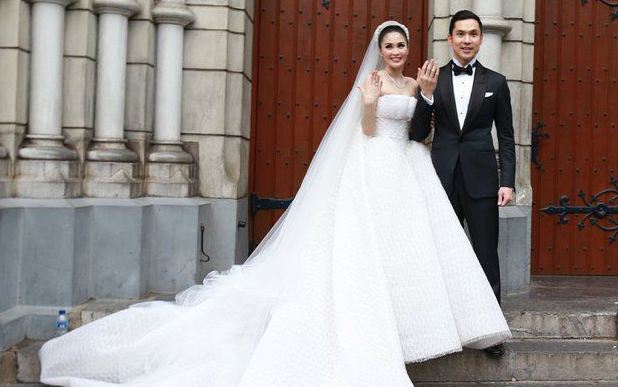 5 Seleb Tanah Air ini anggun pakai gaun putih modern saat menikah