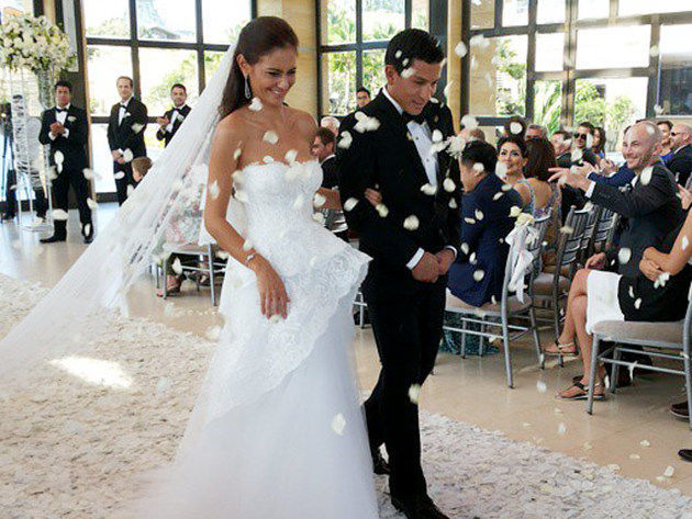 5 Seleb Tanah Air ini anggun pakai gaun putih modern saat menikah