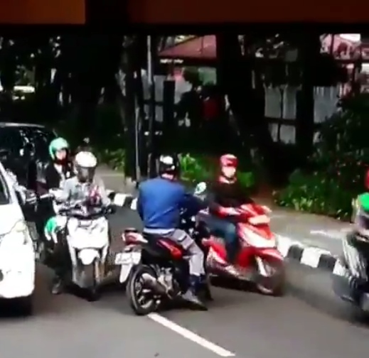 Cara polisi amankan pengendara motor yang lawan arus ini kocak