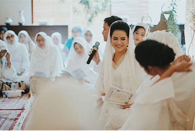 10 Momen romantis penikahan Mytha 'Mamamia' dan Barry Maheswara 