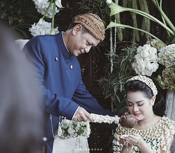 10 Momen romantis penikahan Mytha 'Mamamia' dan Barry Maheswara 