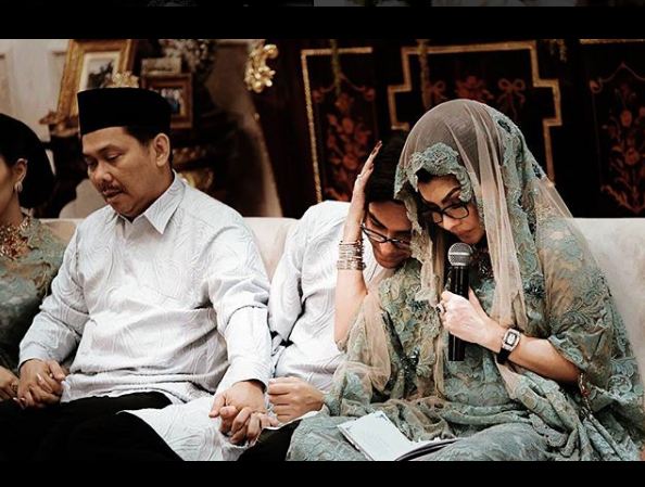 10 Momen romantis penikahan Mytha 'Mamamia' dan Barry Maheswara 