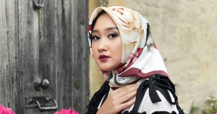 6 Tips padu padan hijab dengan warna lipstik, biar anggun dan santun
