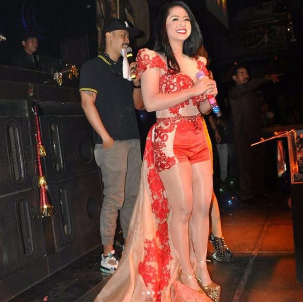 Video berbusana transparan saat manggung viral, ini kata Dewi Perssik