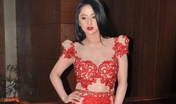 Video berbusana transparan saat manggung viral, ini kata Dewi Perssik