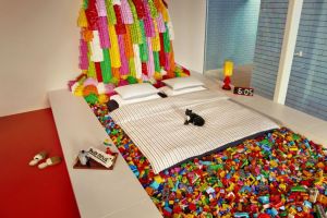 8 Penampakan kamar tidur ini unik abis, semua benda terbuat dari lego