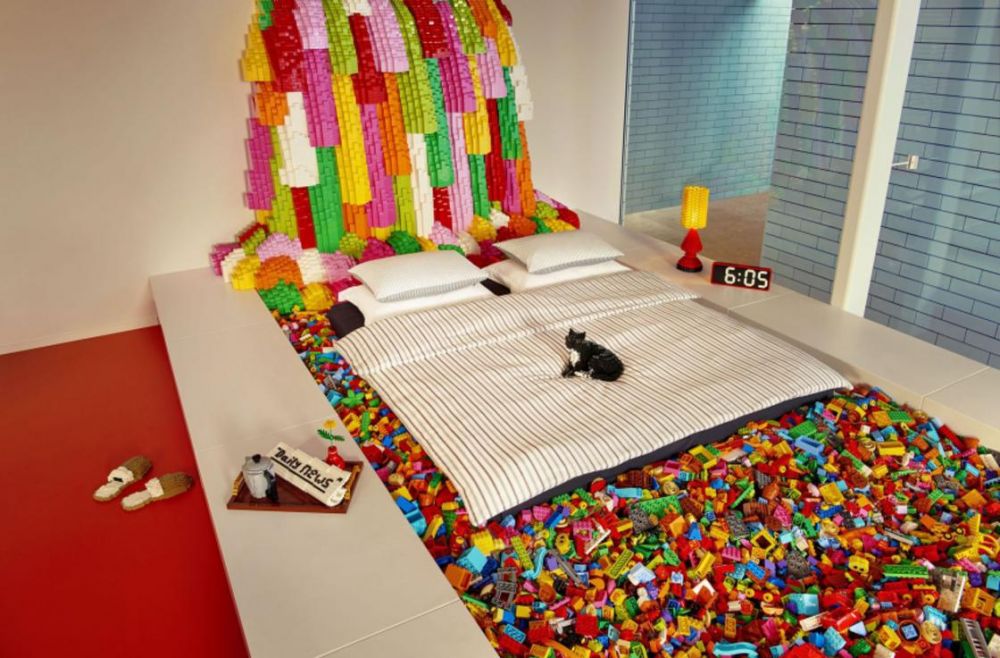 8 Penampakan kamar tidur ini unik abis, semua benda terbuat dari lego