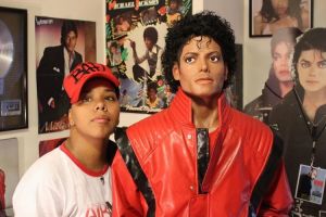 10 Manekin artis ini gagal banget, ada yang makin tembem