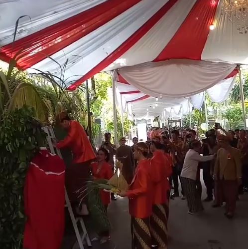 5 Potret Jokowi saat pasang bleketepe untuk pernikahan Kahiyang-Bobby 
