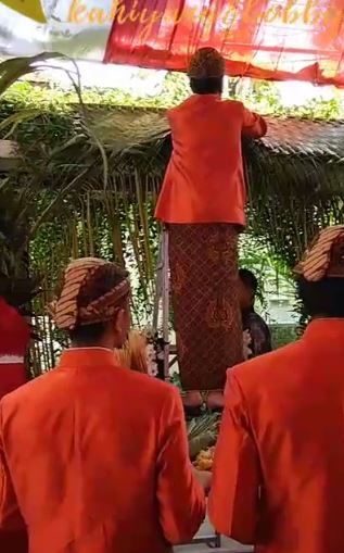 5 Potret Jokowi saat pasang bleketepe untuk pernikahan Kahiyang-Bobby 