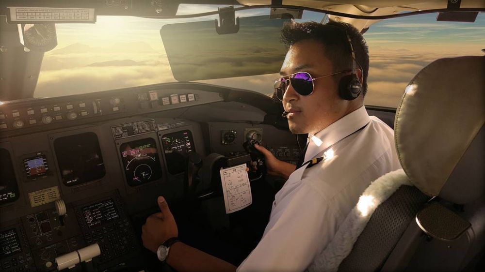 10 Gaya Haydar Pratama, pilot ganteng mantan kekasih Kahiyang Ayu